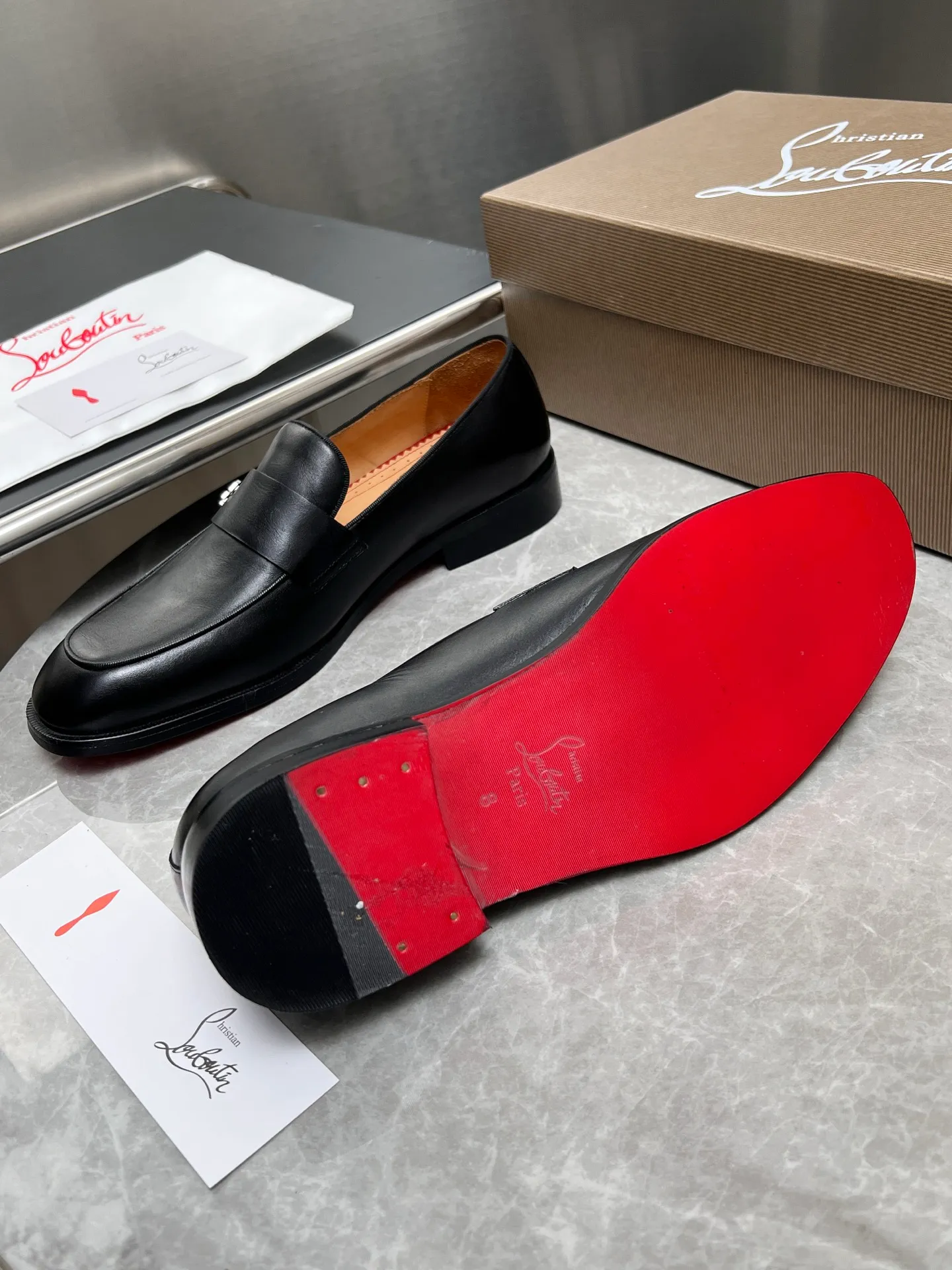 [CL red sole] Top P: 900💰 Number of yards: 39~44 (38.4546. Customized, non-refundable) CL new men's formal shoes Loaf leather shoes Christia* Loubouti* red sole shoes The red sole is luxurious and elegant, reshaping the style boundary of casual formal wear. It is extremely innovative in material selection, and creates a rich visual and tactile experience through the collision of different materials! Made of top-grade calfskin/glossy patent leather/spliced ​​technical fabric in contrasting colors. The upper is stitched by hand with fine and even stitching. It is based on the square-toe loafer shoe shape, with neat and elegant lines, which fits the toughness of men's wear. The upper is embellished with metal rivets, injecting individual details into classic loafers, breaking the mediocrity of casual shoes, and giving a concrete expression of "low-key luxury". From the original color/red cowhide lining inside the shoe to the instantly recognizable red sole, the "red sole" is not only the brand's visual identity, but also a "luxury codeword" when walking. The red sole exposed inadvertently conveys taste and identity instantly. From the innovative splicing of materials, to the personalized fusion of design, to the ingenious inheritance of craftsmanship, the Christian Louboutin men's loafer series is not only a pair of casual shoes, but also a "yuppie style" dressing weapon for men. Whether it is a casual business meeting or a casual look for daily travel, it can help you become a unique and stylish man in every occasion with its "red Loaf" attitude.